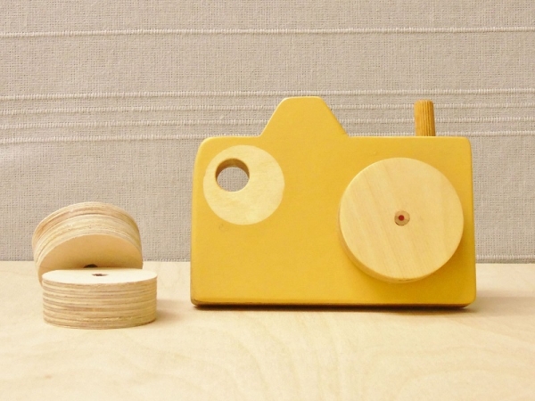 Okeren houten camera
