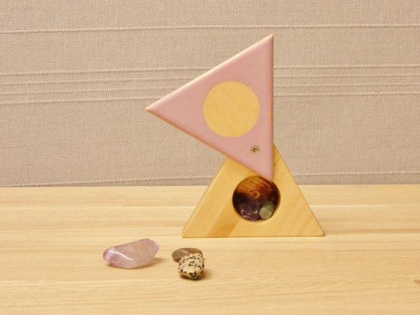 houten doosje met roze draaideksel in 3 hoek voor met ronde ruimte voor kleine schatten zoals sieraden, kralen of schelpen