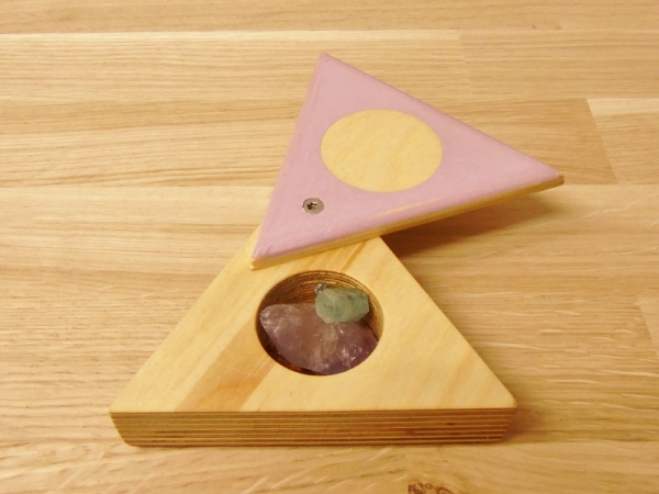 houten doosje met roze draaideksel in 3 hoek voor met ronde ruimte voor kleine schatten zoals sieraden, kralen of schelpen