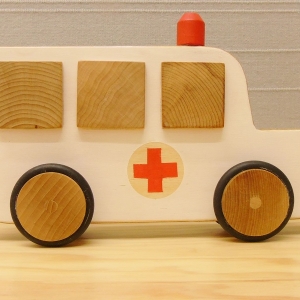 houten speelgoed ambulance